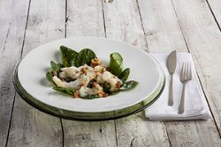 Foto receta de ensalada de espinacas con migas de bacalao fish solutions al punto de sal para hosteleria