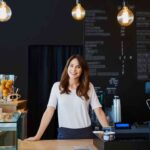 mujer abriendo un restaurante