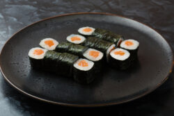 Foto formación de sushi pescanova fish solutions hosteleria para tu restaurante hosomaki