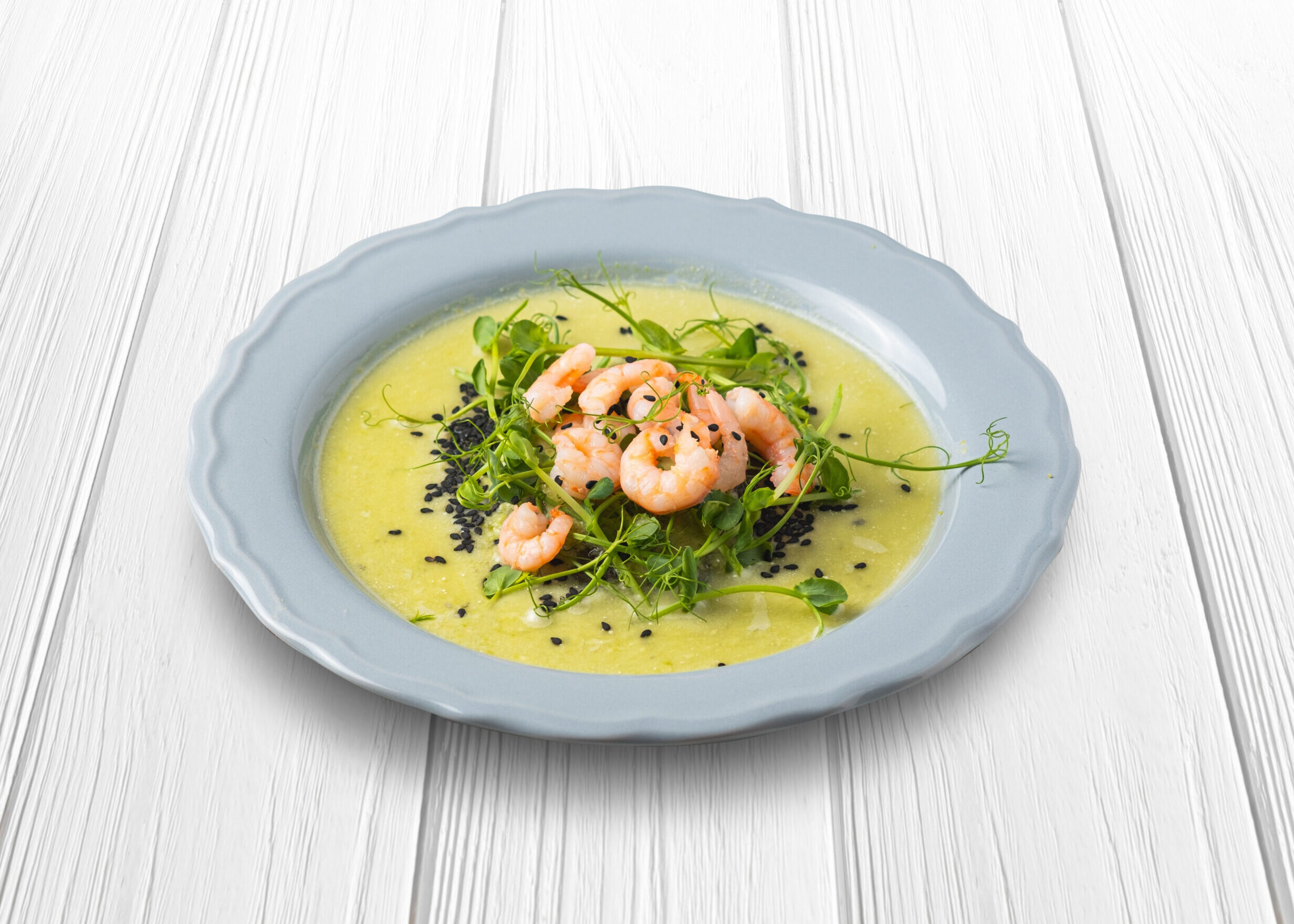Foto receta sopa de guisantes verdes con sesamo negro y gambas