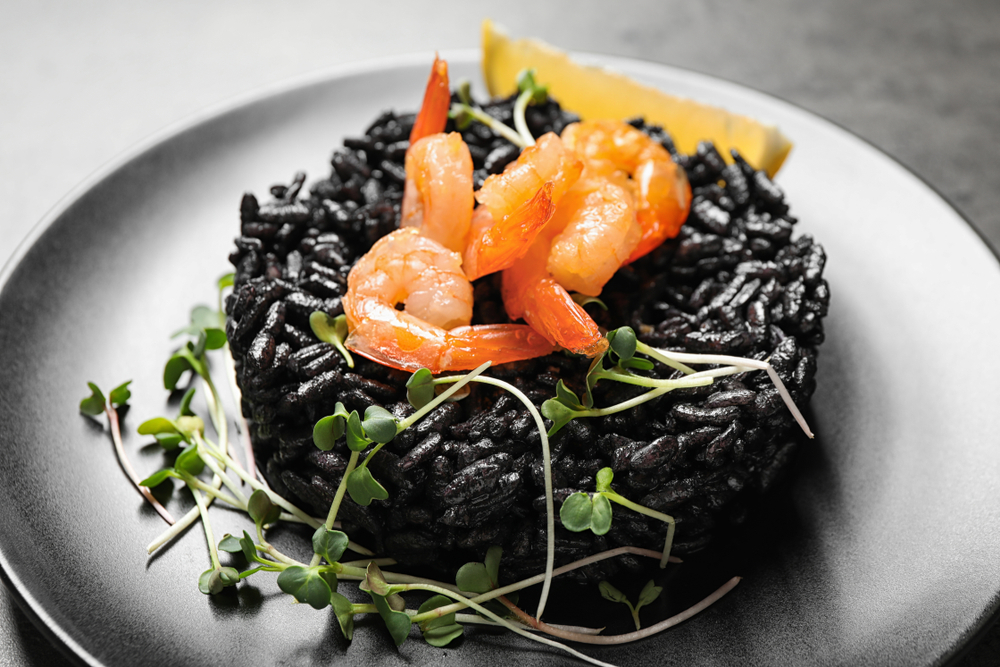 Foto receta de risotto negro con langostinos pescanova fish solutions hosteleria
