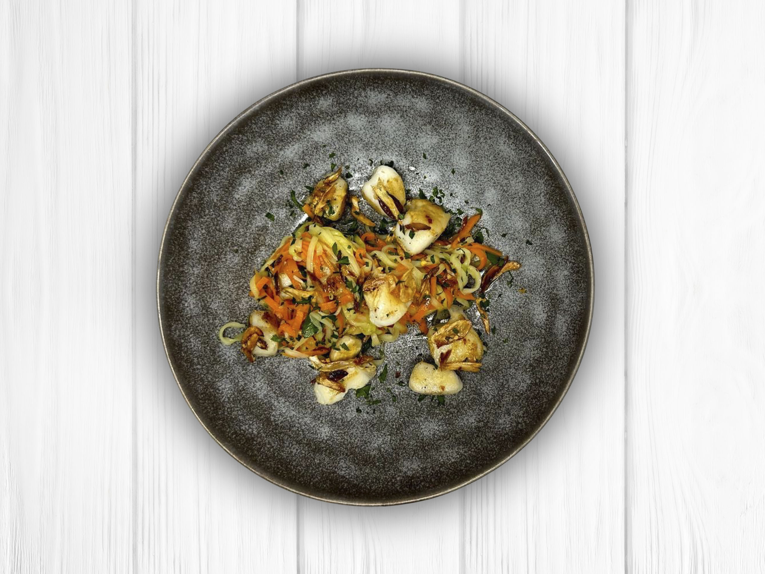 Foto receta Dados de potón con espaguetis de calabacín y zanahoria aglio e olio